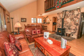 Four Seasons Retreat - Cozy cabin nestled at Moonridge with Hot tub!